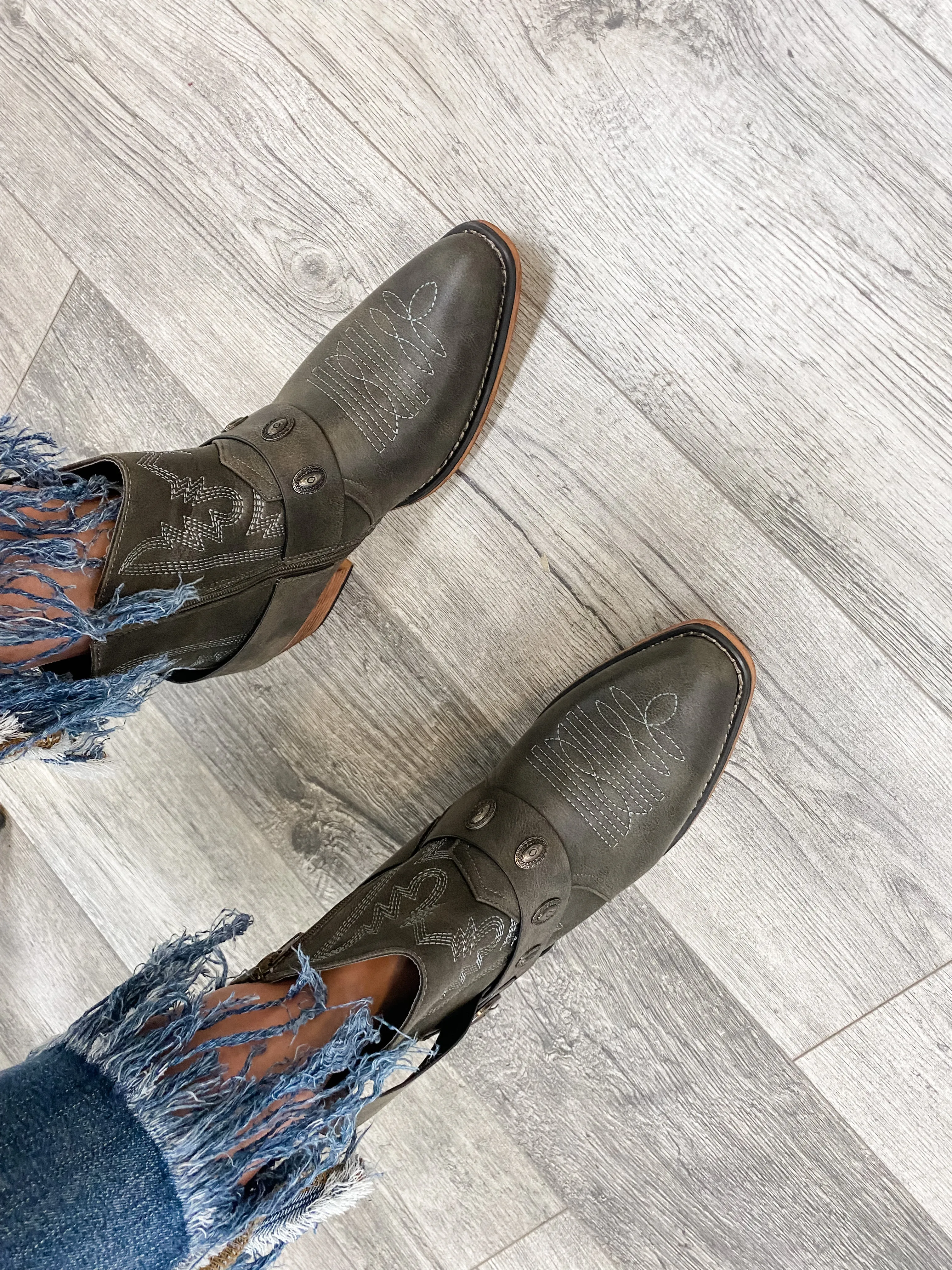 Pierre Dumas "Kaylee" Western Style Bootie (Charcoal)